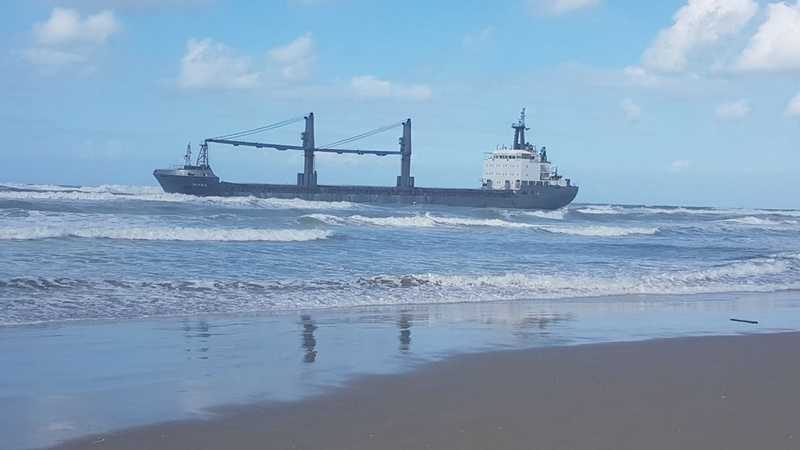 האנייה דיאנה מול חופי קריית ים צילום: המשרד להגנת הסביבה 