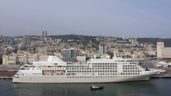 אניית הנוסעים Silver Whisper עוגנת בנמל חיפה אחרי הפסקה של שנתיים בפעילות הקרוזים